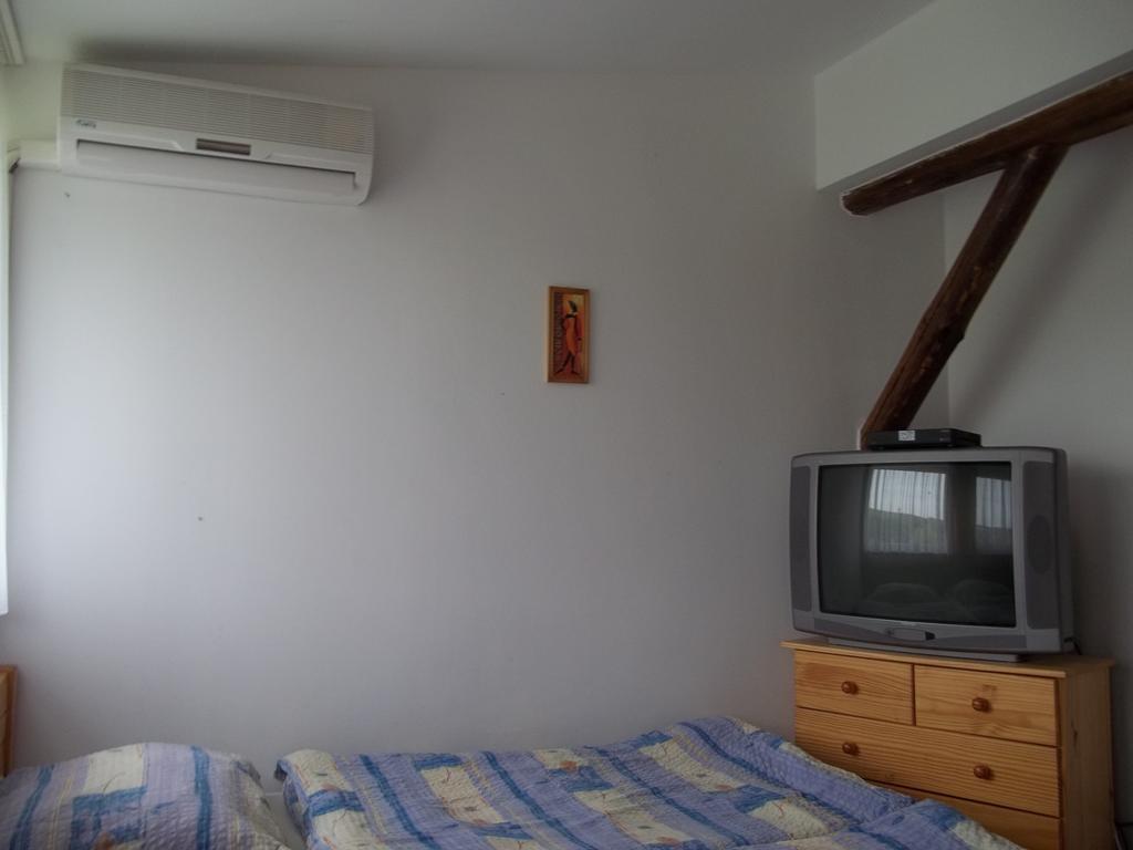Gadanyi Vendeghaz Es Lovarda Komlo Luaran gambar